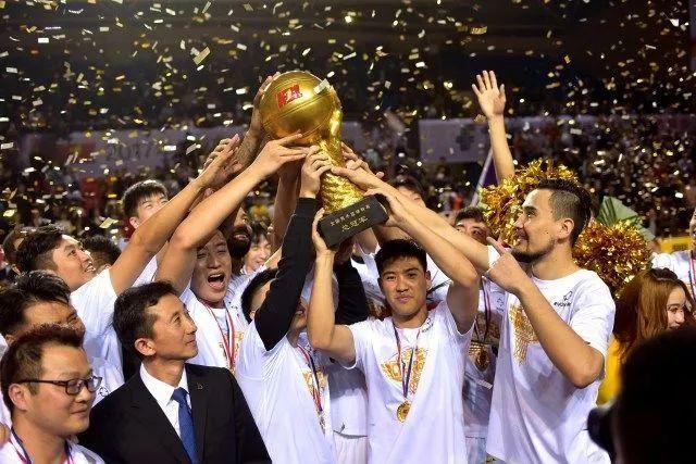 罗德里戈绯闻女友晒沙滩健美照 川字腹肌配小麦色